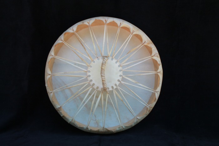 Drum a Moufflon skin<br>
Leather tunning by hand wt natural product<br>
Wooden structure of  Fir<br>
<strong>Ø            </strong>          In   17  cm 41<br>
<strong>weight  </strong>           Lb    1,30   g 600<br>